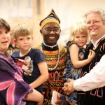 Father Andrew Solii mit Martina, Johanna, Jonathan und Stefan